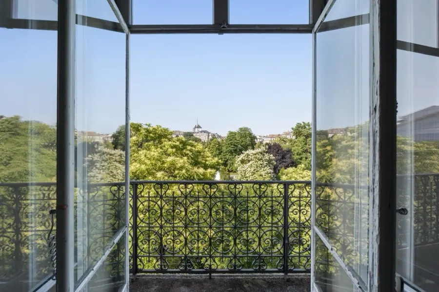Entrée de bureaux à l'image du locataire, sans enseigne YNEO